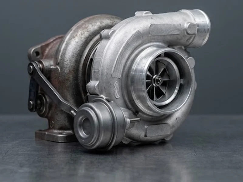 Turbo compresseur en échange standard, carter de turbine en fonte, actionneur pneumatique et roue de compresseur visible