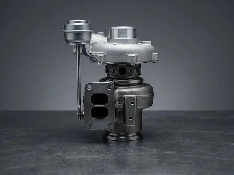 Turbolader Kia im Austausch: Diesel-Turbolader mit variabler Geometrie, stehend auf dem Turbinenflansch