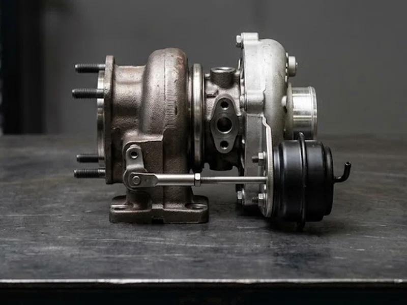 Turbo compresseur Peugeot en échange standard : turbo diesel à géométrie variable, carter de turbine en fonte patinée